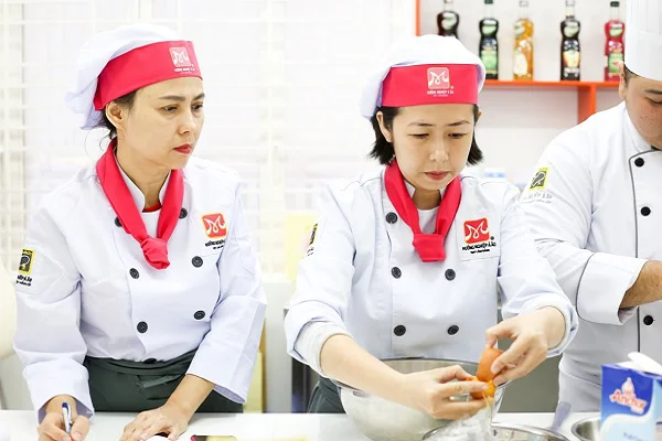 Cùng thực hành trộn bột