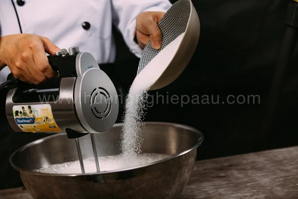 Đánh lòng trắng trứng với đường Đánh lòng trắng trứng với đường