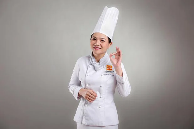 đầu bếp có kinh nghiệm với mũ nhiều nếp gấp