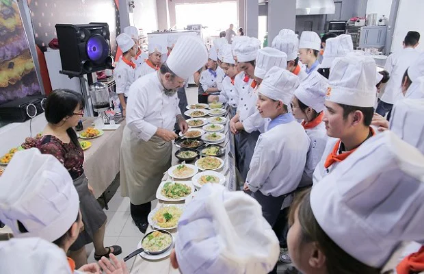 Đầu bếp Norbert Ehrbar chấm thi