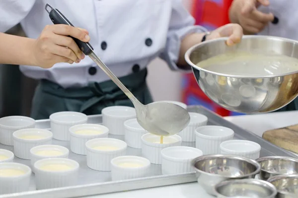 đổ bánh flan cam vào khuôn đổ bánh flan cam vào khuôn