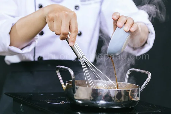 Đun hỗn hợp mousse trên bếp Đun hỗn hợp mousse trên bếp