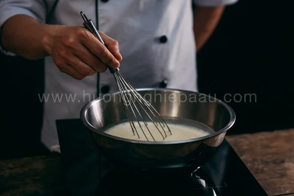 Đun sữa trên bếp Đun sữa trên bếp