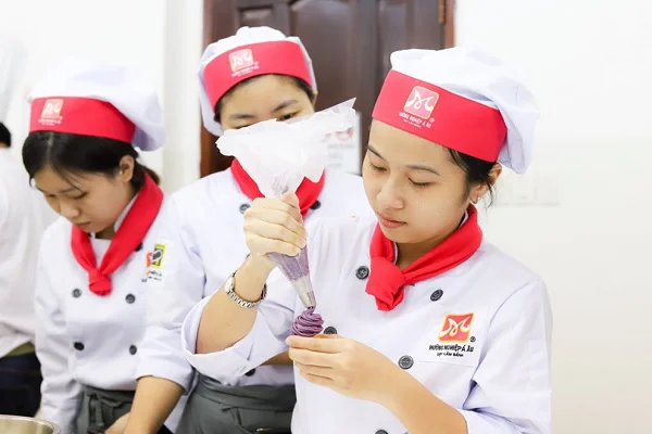 Dùng nhân khoai lang tạo hình bánh