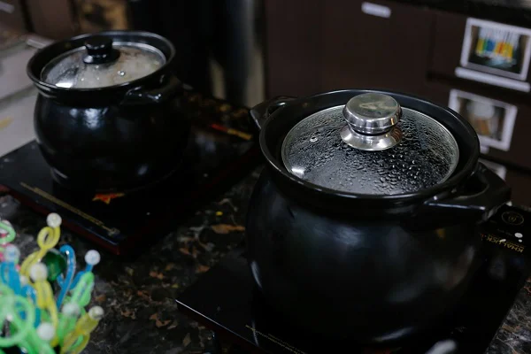 cà phê trứng dùng nồi đất để nấu nước