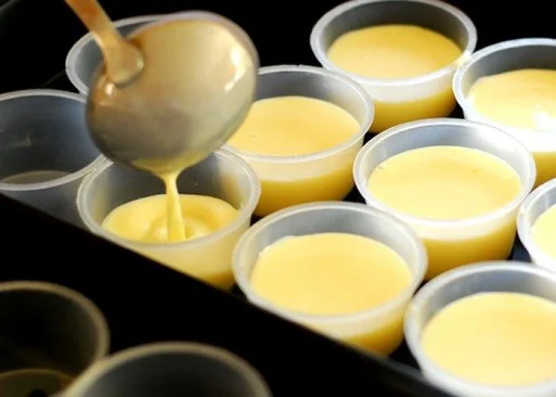 bánh flan sữa đặc và sữa tươi
