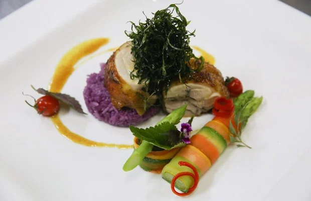 gà cuộn rau thơm