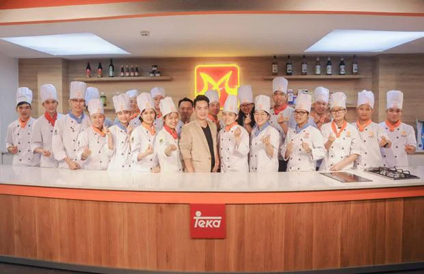 Giảng viên Hoàng Diệu Linh chụp hình lưu niệm