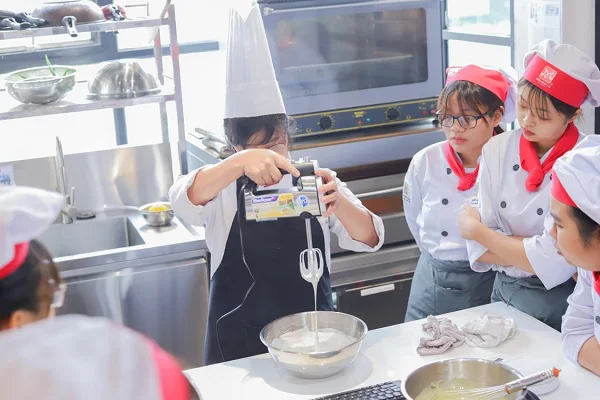 Giảng viên hướng dẫn tỉ mỉ