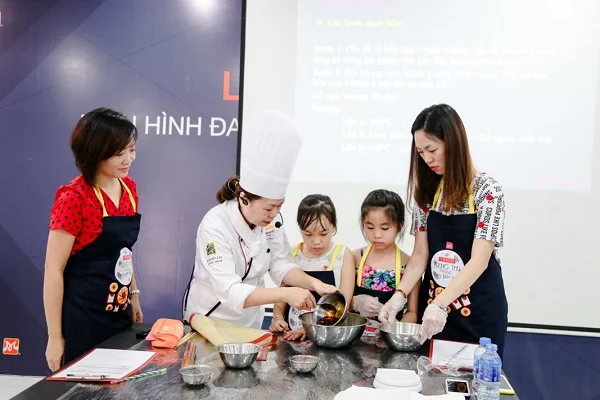 Giảng viên hướng dẫn từng gia đình