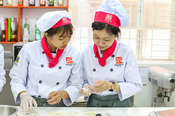 Hai bạn cùng hướng dẫn cho nhau