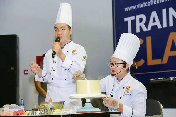 Hai chuyên gia làm bánh