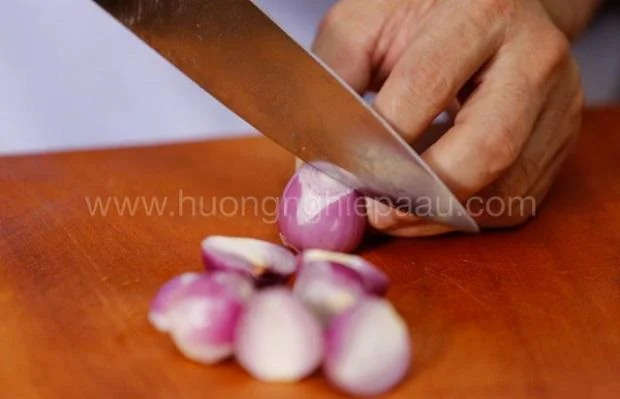 Hành tím lột vỏ, cắt mỏng Hành tím lột vỏ, cắt mỏng