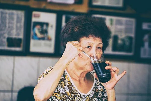 hình ảnh cô ba cafe vợt