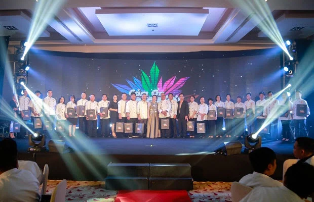 HNAAu tặng quà thầy cô