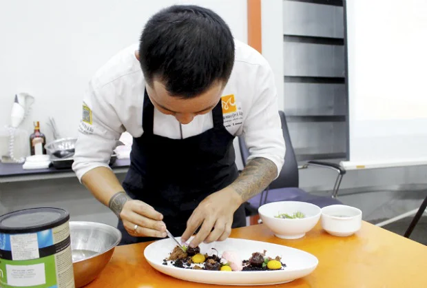 hoàn thiện món ăn ẩm thực phân tử