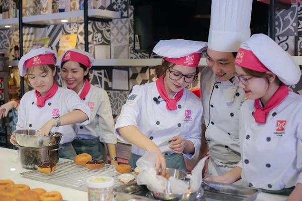 Học làm bánh mì tại Hướng Nghiệp Á Âu Học làm bánh mì tại Hướng Nghiệp Á Âu