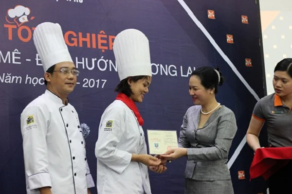 Học viên nhận chứng chỉ bếp bánh Học viên nhận chứng chỉ bếp bánh