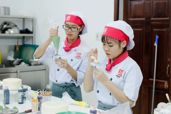 Học viên học nghề làm bánh học viên học nghề làm bánh