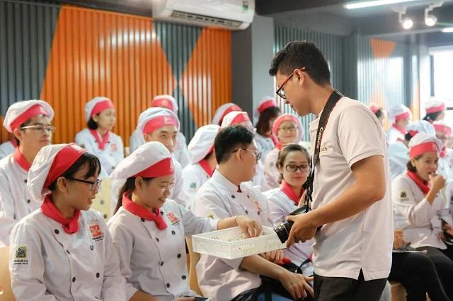 học viên thưởng thức chocolate mooncake