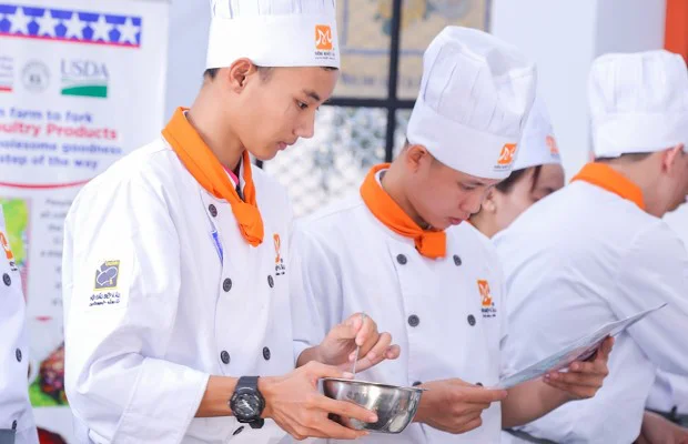 Học viên thực hành chế biến