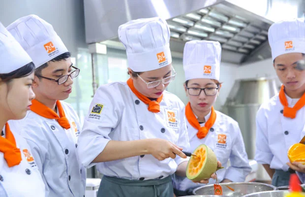 Học viên thực hành món tráng miệng