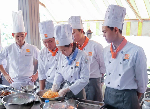 Học viên trộn gỏi