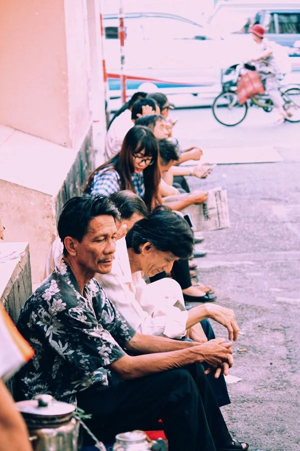 khách thưởng thức cafe vợt