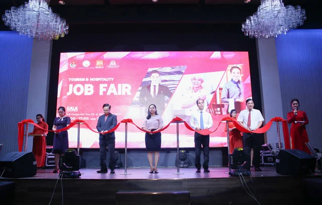 Đại diện Chefjob.vn và Yes Center cắt băng khai mạc Ngày hội tuyển dụng Tourism & Hospitality Job Fair 2018 khai mac ngay hoi tuyen dung tourism hospitality job fair 2018