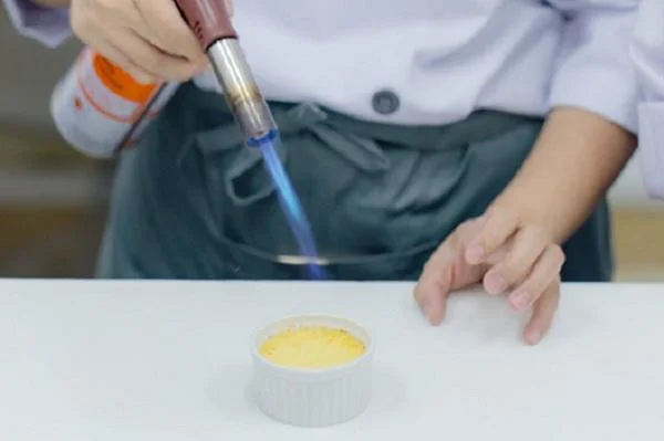 Khò đường để có lớp caramel đậm màu Khò đường để có lớp caramel đậm màu