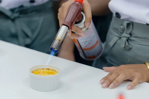 sử dụng dụng cụ khò