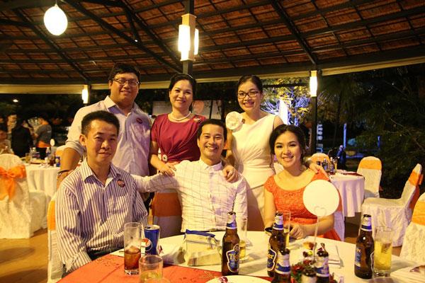 khoảnh khắc quý thầy cô chia vui cùng nhau