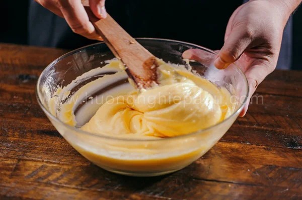 Khuấy đều cho hỗn su kem Khuấy đều cho hỗn su kem