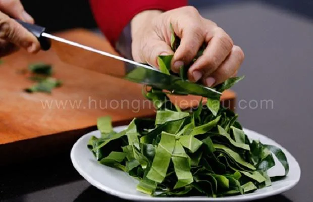 Lá nhàu bạn chọn lá non, rửa sạch cắt sợi