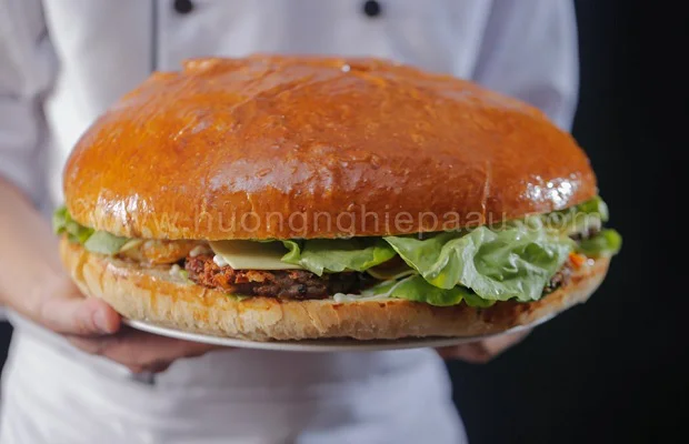 làm bánh humburger khổng lồ