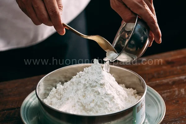 Trộn đều các nguyên liệu để làm vỏ bánh Trộn đều các nguyên liệu để làm vỏ bánh