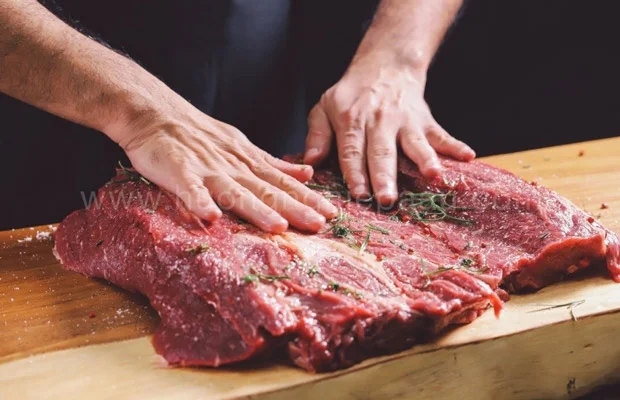 Lạng thịt bò thành miếng