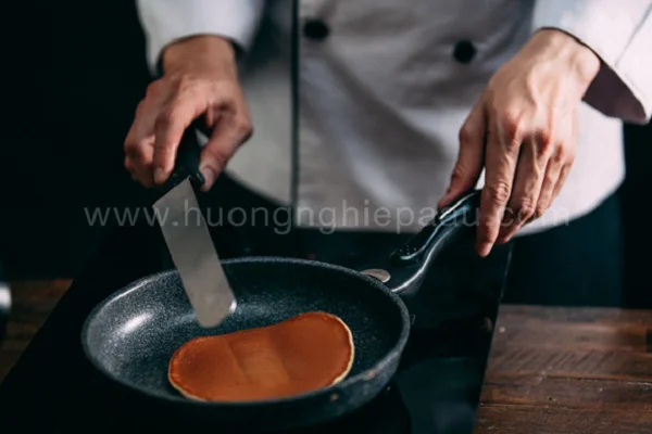 Lật mặt bánh pancake cho chín đều Lật mặt bánh pancake cho chín đều