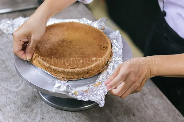 Lấy bánh ra khỏi lò Lấy bánh ra khỏi lò