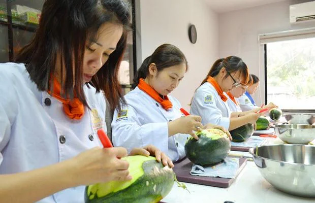 Lớp học chuyên đề Tỉa dưa hấu