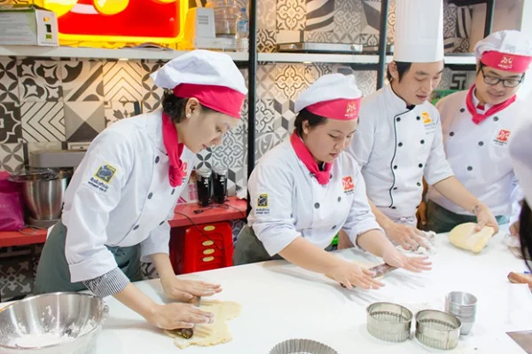 Học khóa bếp trưởng bếp bánh