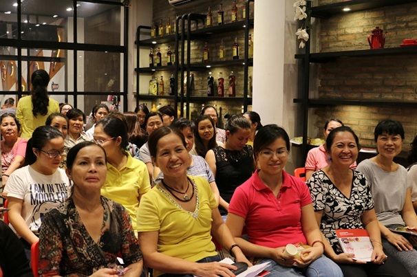 Lớp học thu hút nhiều chị em nội trợ tham gia Lớp học thu hút nhiều chị em nội trợ tham gia