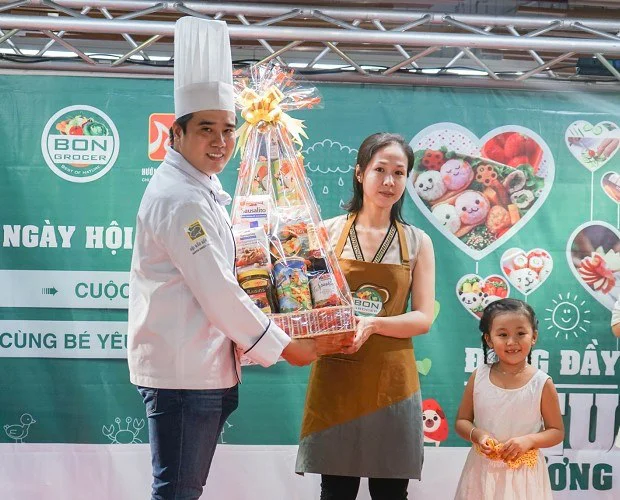 Mẹ và bé cùng nhận quà