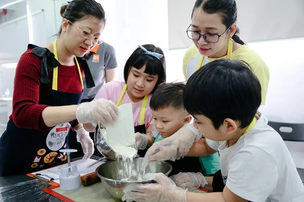 Mẹ và các bé cùng nhau nhào bột