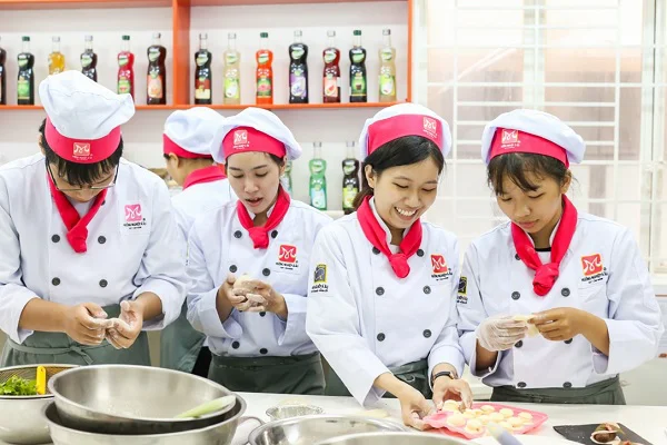 miệt mài và chăm chỉ với việc làm bánh