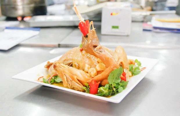 món gà tắm mắm nhĩ