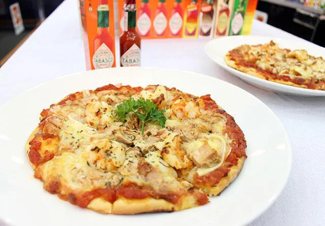 món pizza kết hợp tabasco