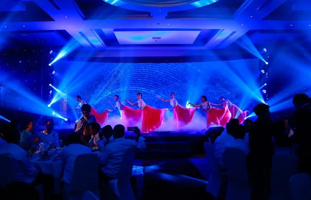 Múa Sóng lụa ven đô