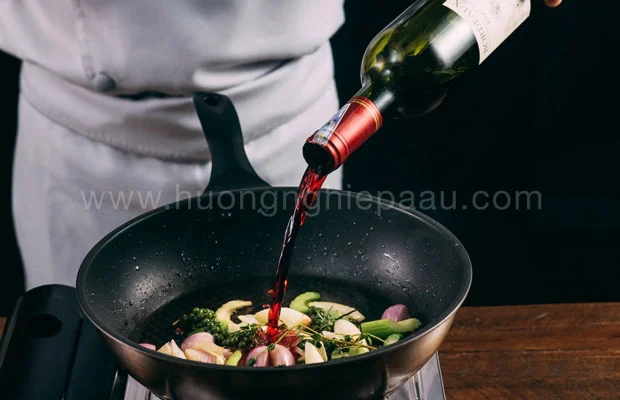Nấu xốt cùng rượu vang đỏ