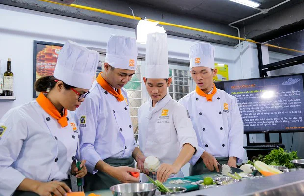 nghề bếp học nhanh dễ tìm việc làm